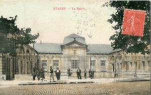 Les communs de l'ancien château devenu mairie à Stains