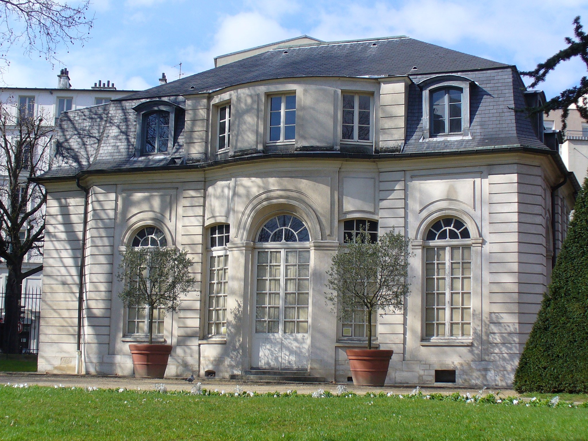 Le pavillon de l'Hermitage à Paris, vestige du château de la duchesse d'Orléans